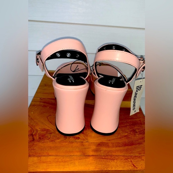 Women NWT No Boundaries Pink Grommet Heel Studs strap S11 Y2K vintage inspired - Picture 3 of 5